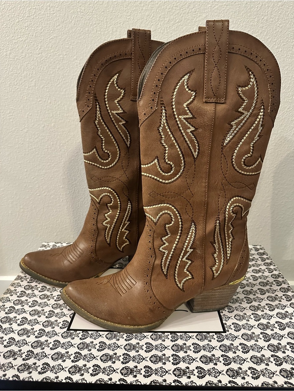 Classic Brown Women's Western Boots - Casual Cowgirl Style from Very Volatile